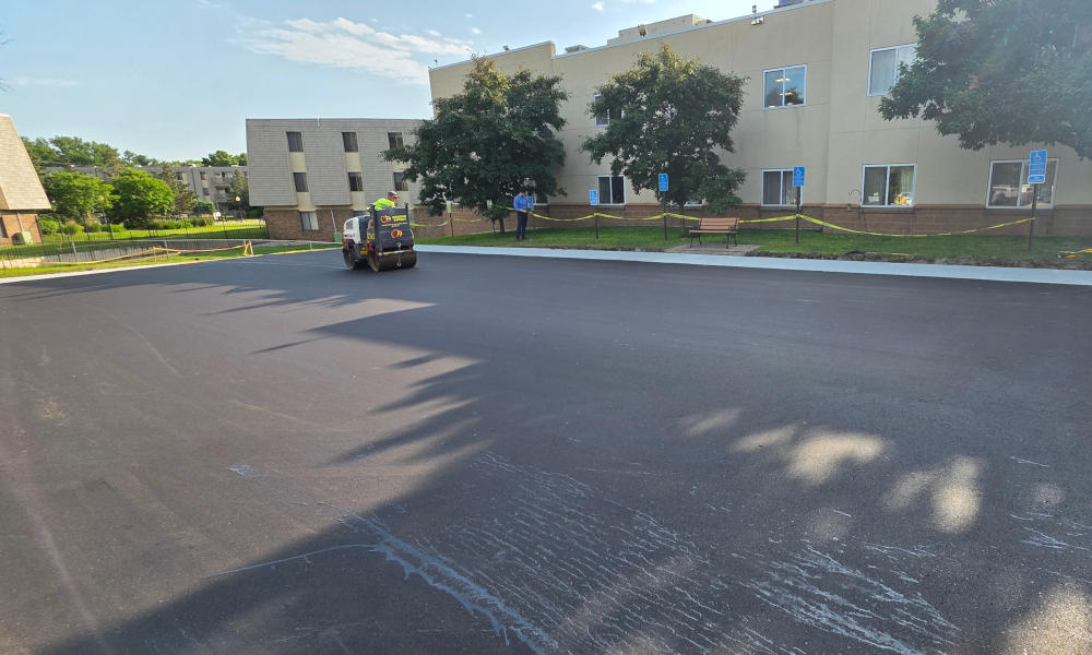 roller compacting hot asphalt
